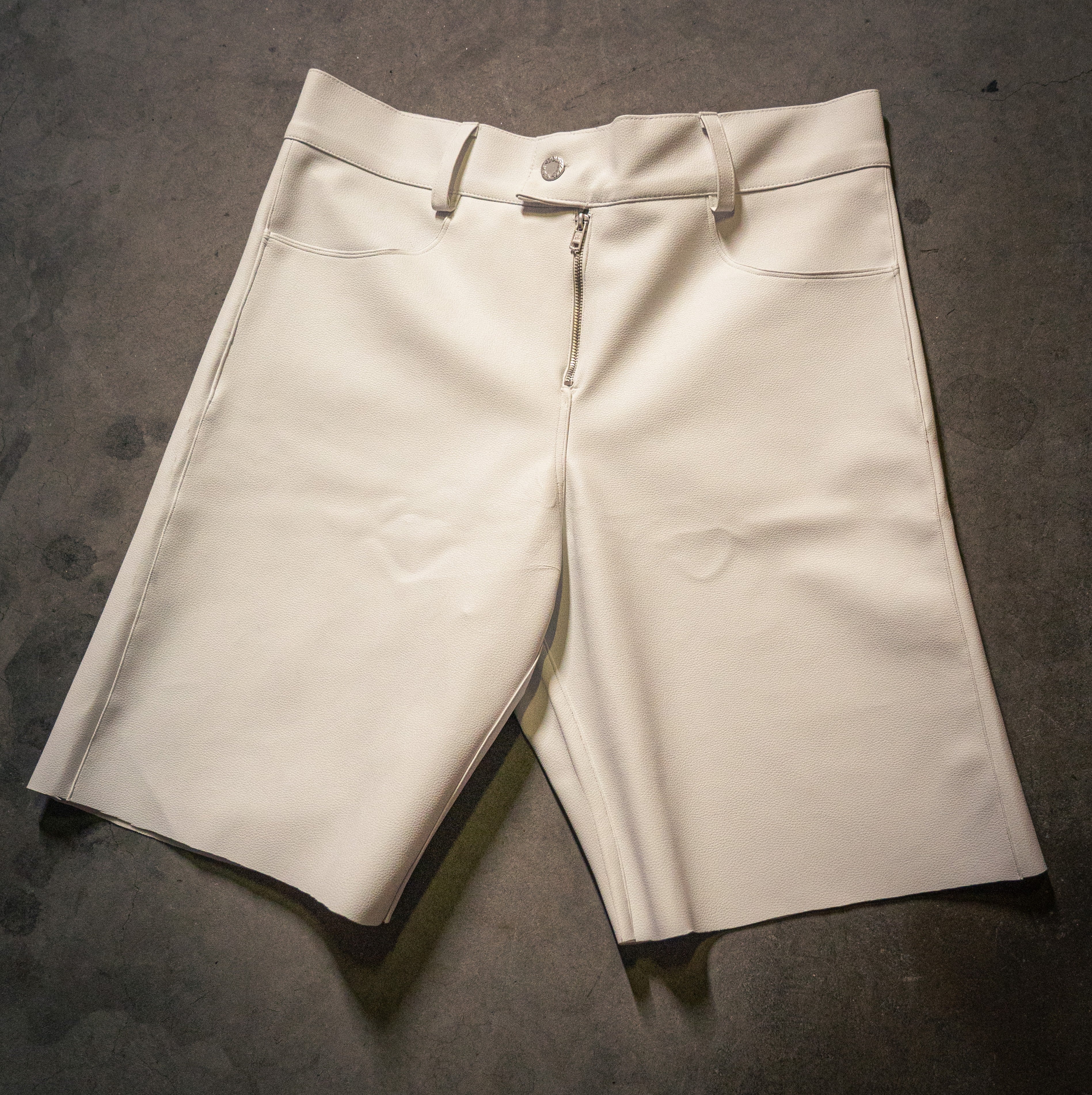 WHITE LEATHER SHORTS