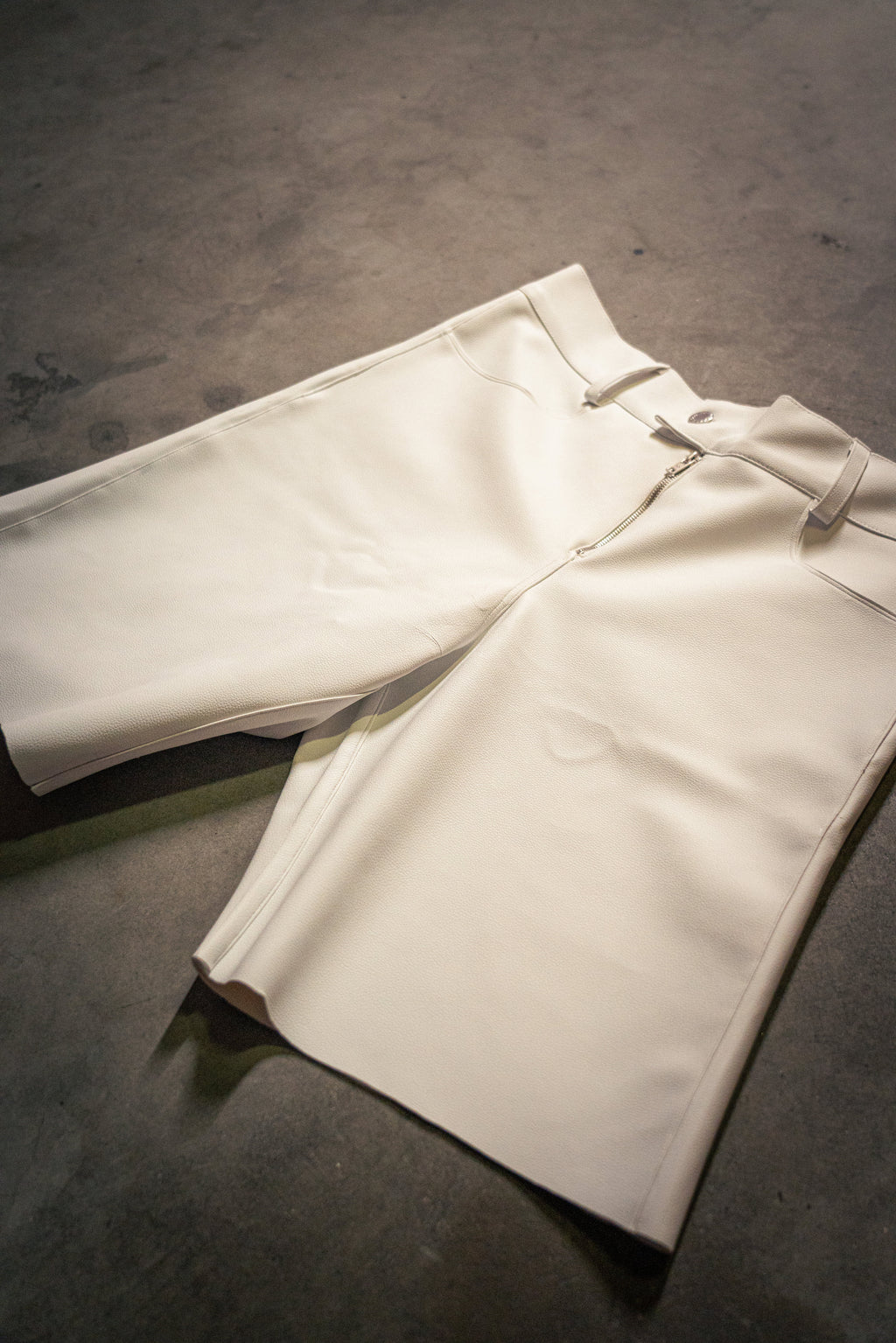 WHITE LEATHER SHORTS